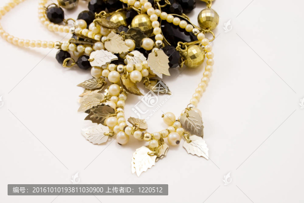 在白色的家庭背景兩個漂亮的項(xiàng)鏈