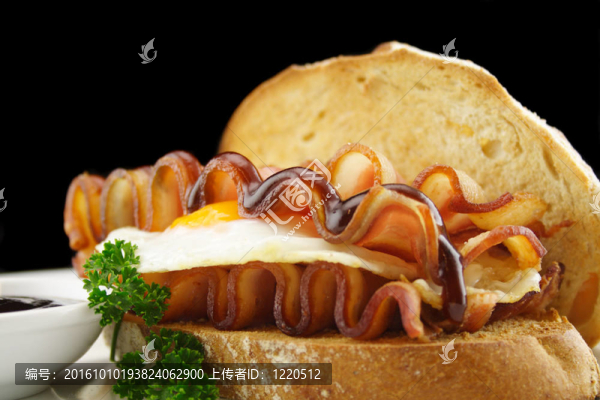 打開(kāi)熏豬肉和雞蛋三明治