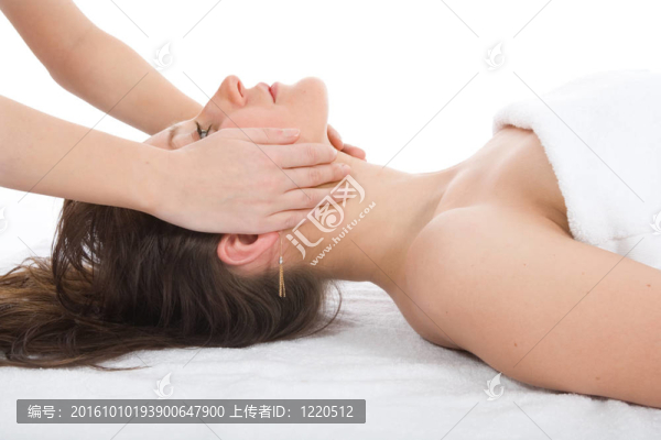 給女孩做面部按摩