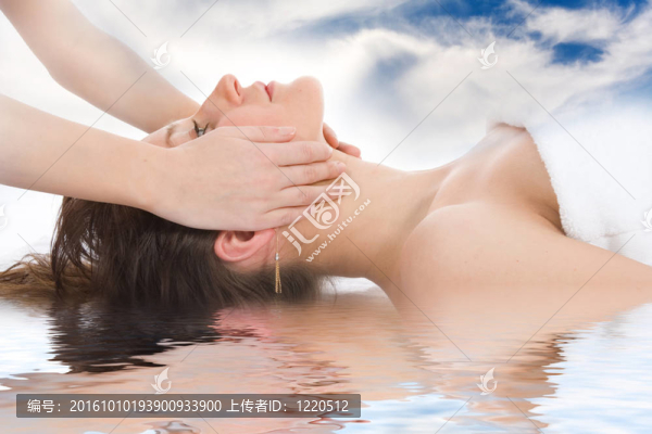 給女孩做面部按摩