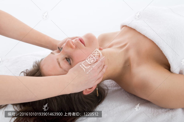 給女孩做面部按摩