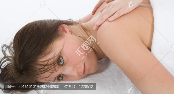 放松按摩的女孩
