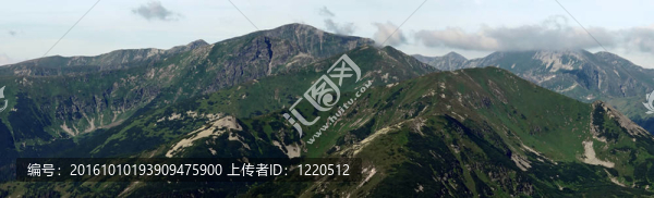高高的山脈全景