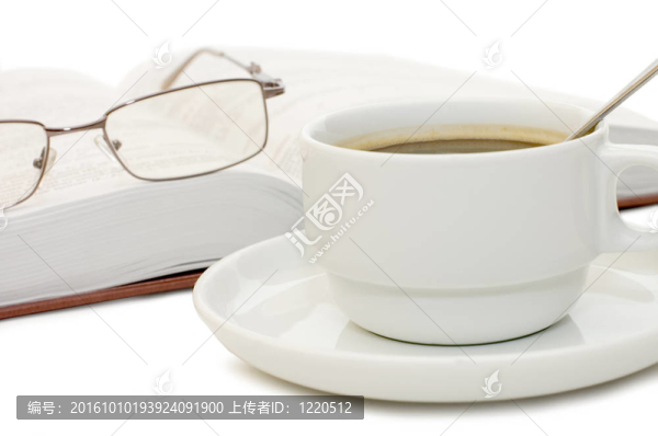 從咖啡中分離出的書和杯子