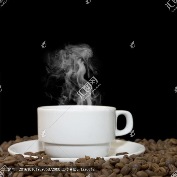咖啡粒上的杯子