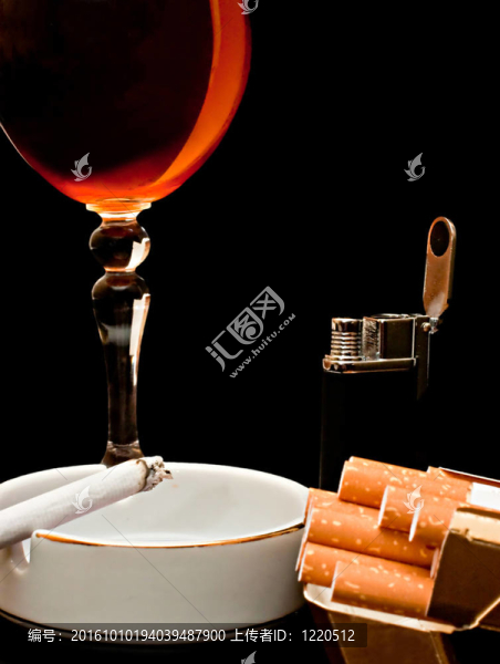 干邑和香煙在黑色玻璃