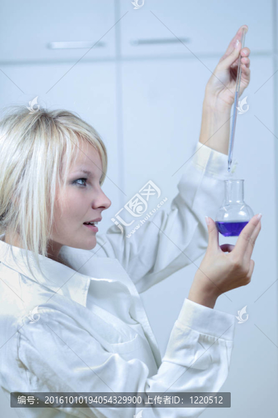 一位女研究員在實(shí)驗(yàn)室工作特寫