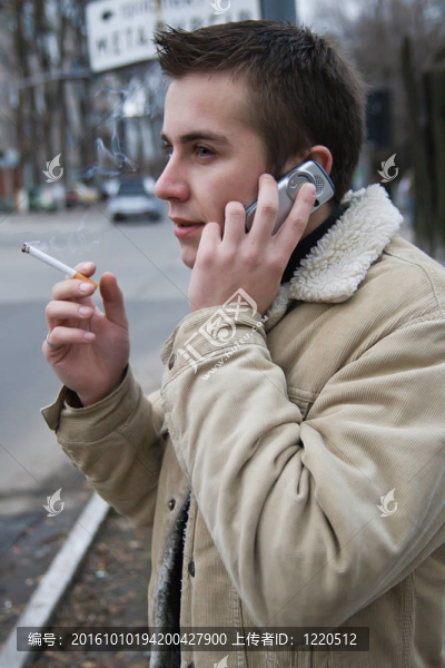 年輕的吸煙者在電話里