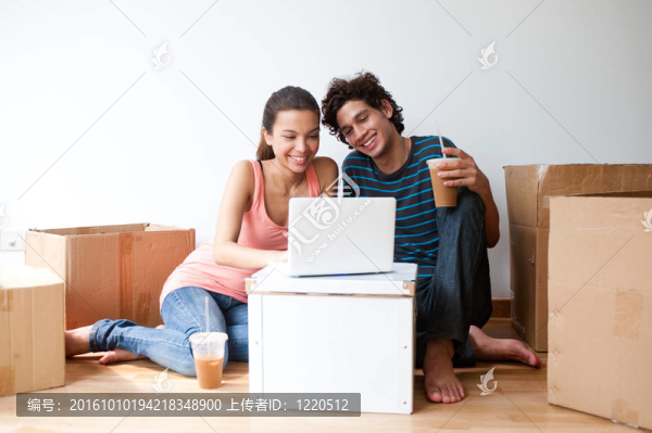 使用筆記本電腦的年輕人