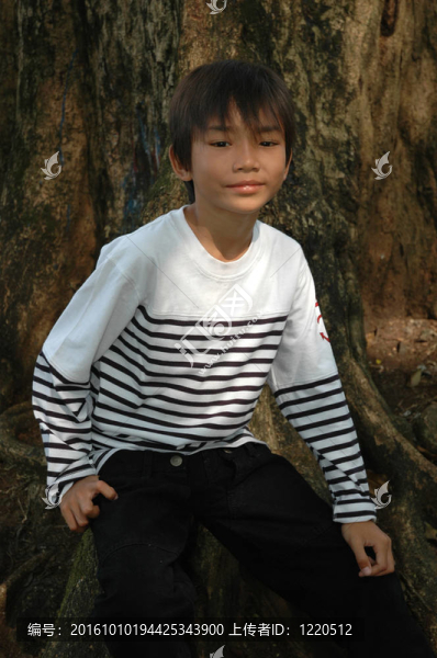小男孩坐在樹(shù)旁