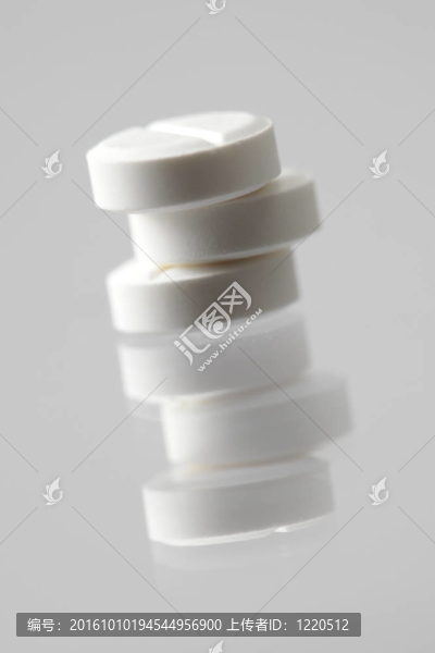 疊白藥丸；特寫