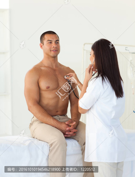 女醫(yī)生檢查病人脈搏