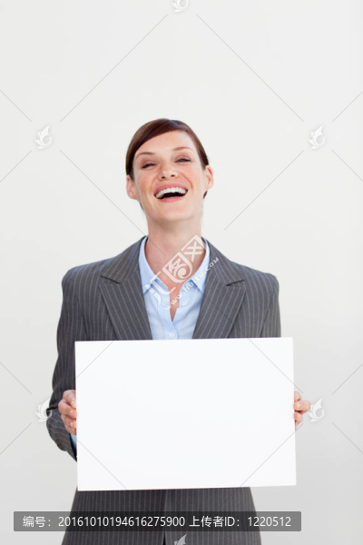 笑的女商人拿著白色的卡