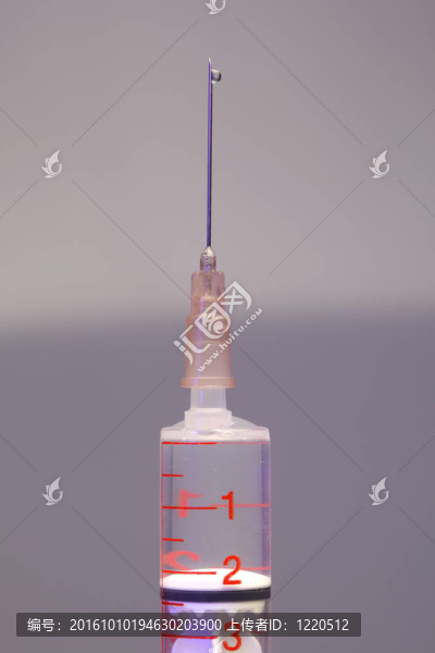 具有液滴的醫(yī)療注射器