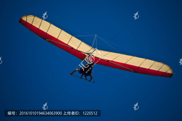 懸掛滑翔機(jī)高空中