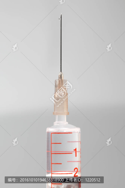 具有液滴的醫(yī)療注射器