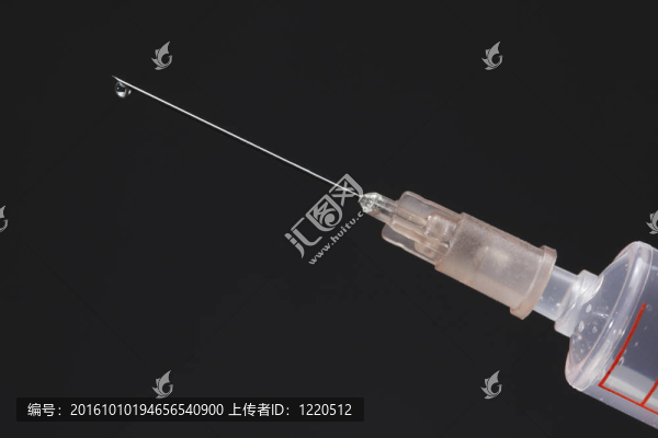 具有液滴的醫(yī)療注射器