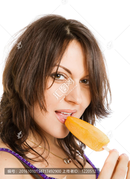 年輕的女人吃冰淇淋