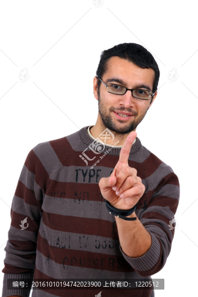 白人背景下微笑的年輕人肖像