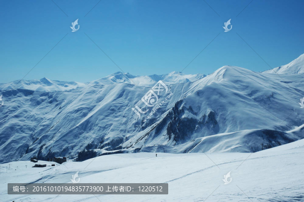 在冬天的雪下的高山