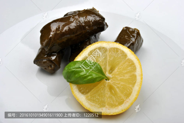 葡萄葉和檸檬；一盤羅勒