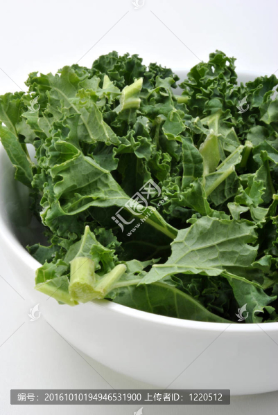 有機(jī)嫩葉羽衣甘藍(lán)洗凈，準(zhǔn)備做飯