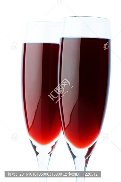 白底上的兩杯酒杯
