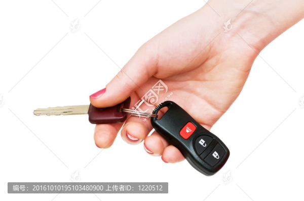 在白色上隔離的手拿鑰匙