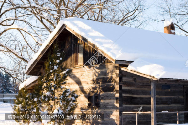 冰雪覆蓋的小屋