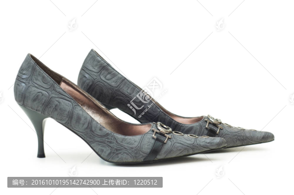 白色背景下的女性鞋