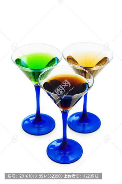 白色背景上的各種雞尾酒