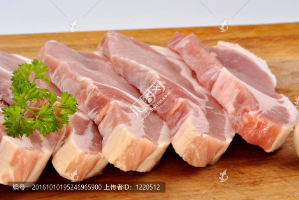 一些生的有機(jī)豬排骨和香菜