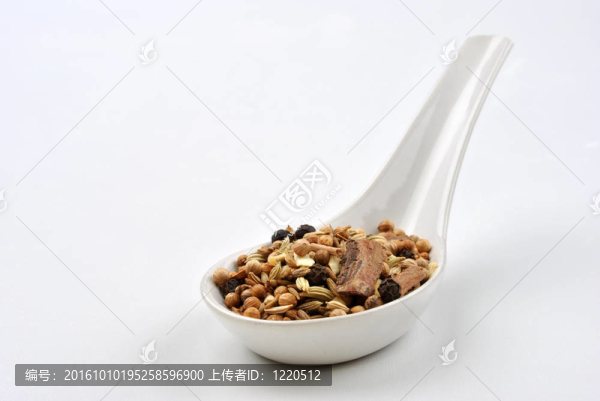 印度香料混合在一個(gè)白色的勺子上