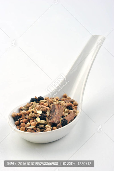 印度香料混合在一個(gè)白色的勺子上