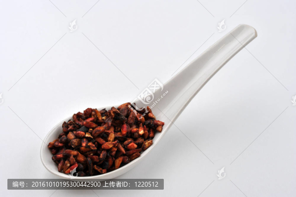 烤石榴籽配料為尼斯沙拉