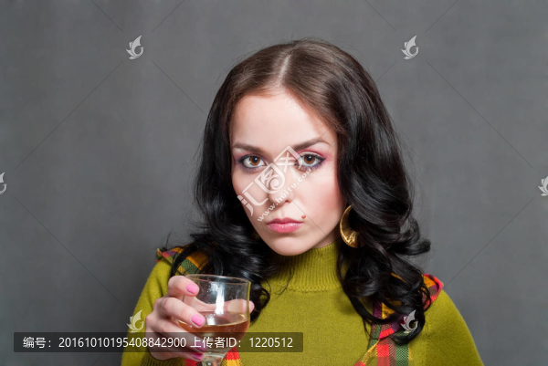 在方背心酒的女孩
