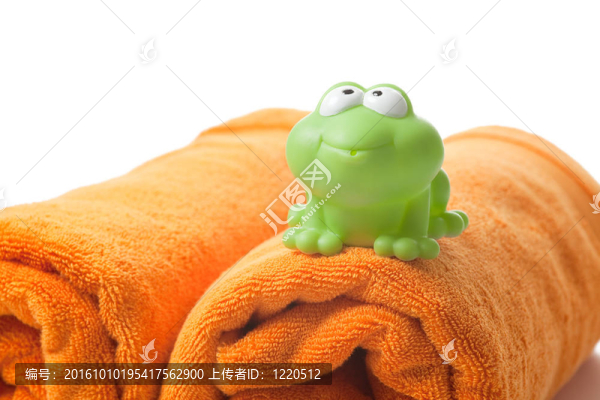 橙色毛巾和玩具青蛙