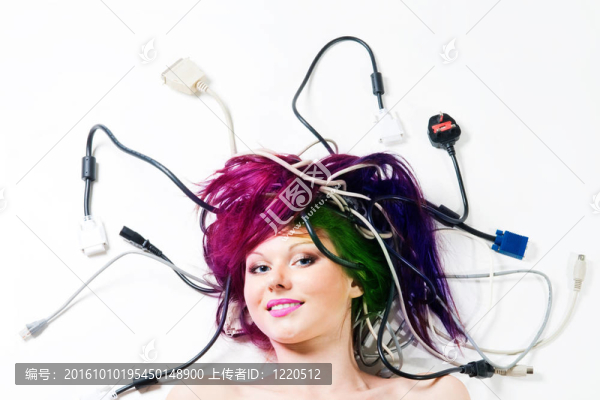 女人躺在地板上用電線和微笑