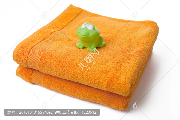 橙色毛巾和玩具青蛙
