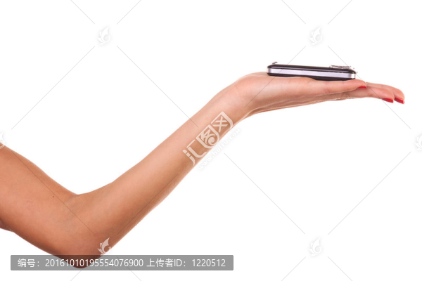 女人手和手機(jī)。