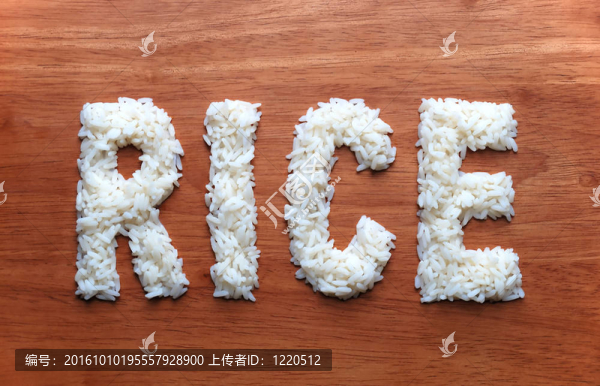用米寫的字；在木制背景上