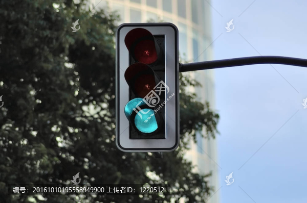 交通燈綠色水平