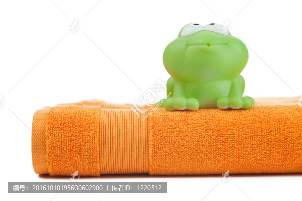 橙色毛巾和玩具青蛙
