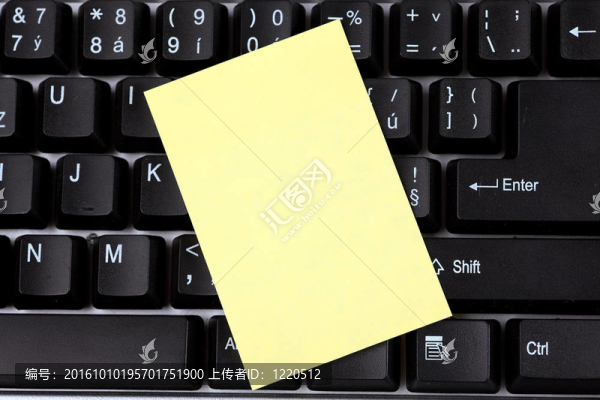 空白的信紙上的鍵盤