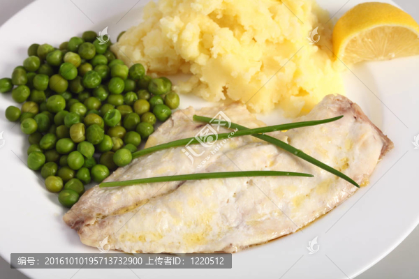 烤魚；檸檬和蔬菜