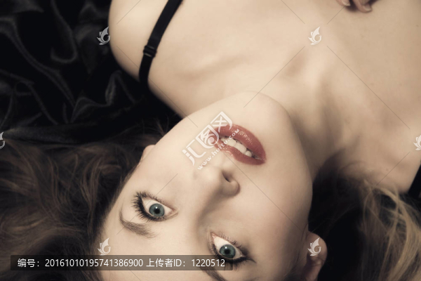 穿黑綢的年輕金發(fā)女郎