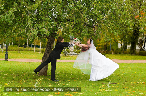 在秋天的公園對新婚夫婦