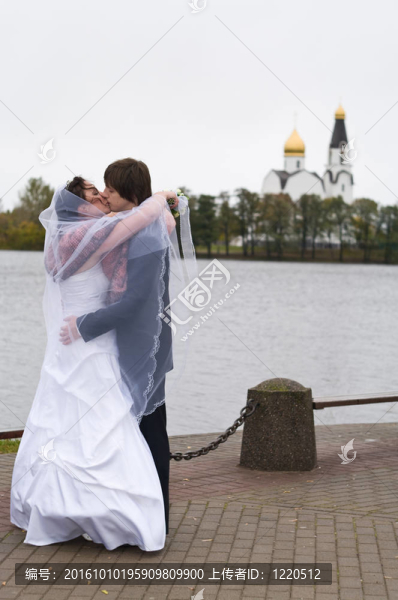 新婚夫婦正在接吻