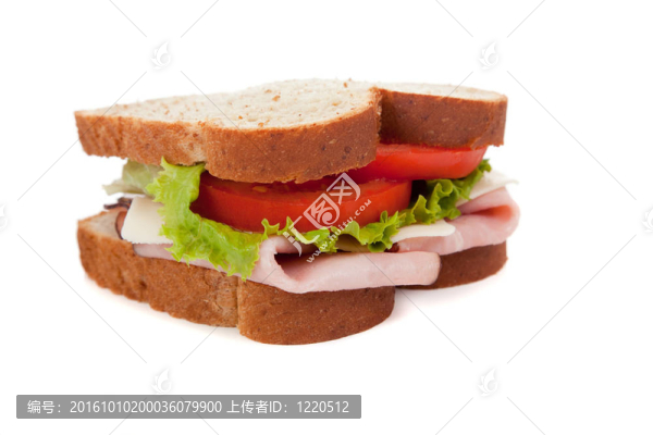白色背景上的小麥火腿三明治
