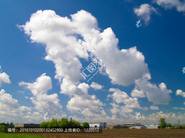藍色天空中的白云